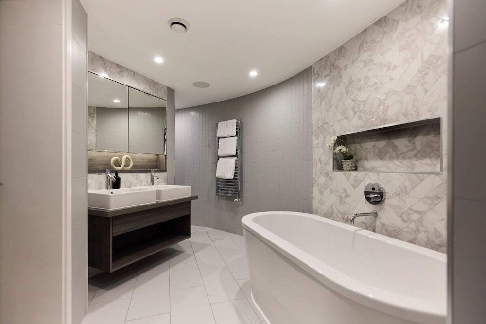 The Westbourne Park Place - Elegant 3bdr Flat