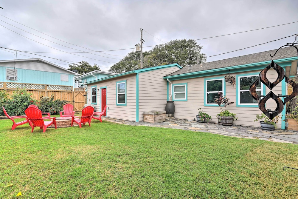 Galveston Group Getaway w/ Private Yard + Fire Pit
