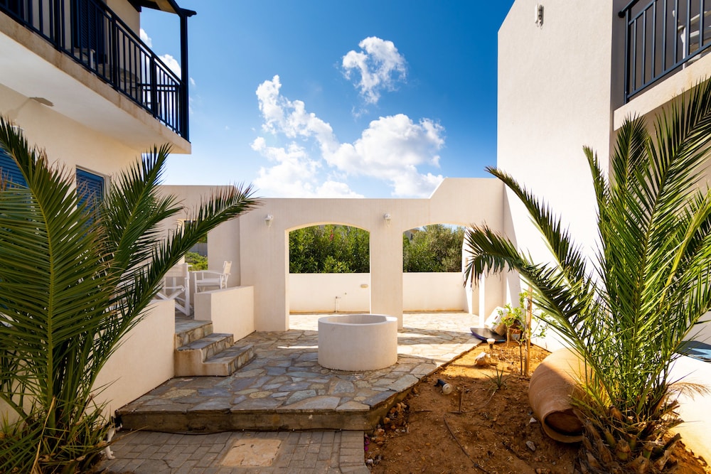 Okirroi Villas