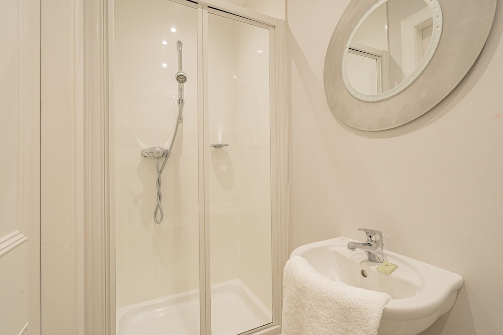 Chic 2 Bedroom Apartment near Old Town
