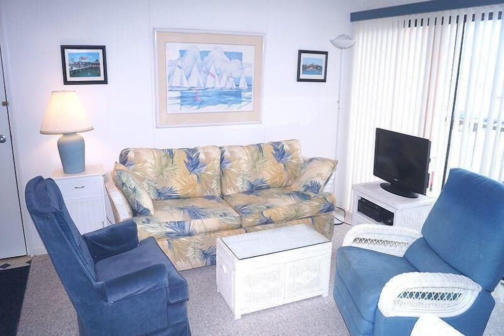 Westward Ho 203 Studio Bedroom Condo by RedAwning