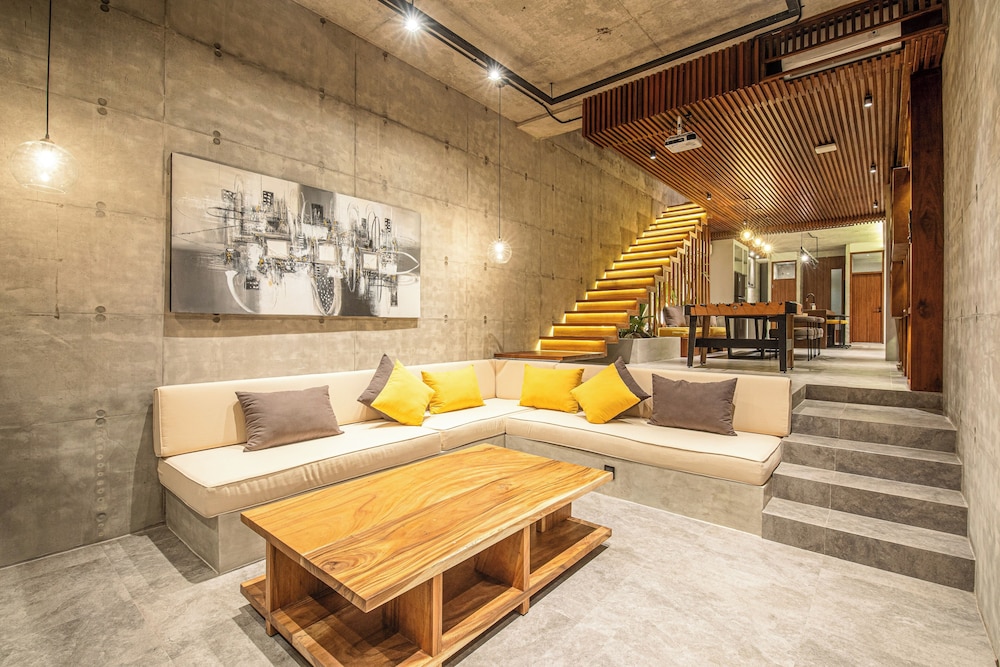 Modern 4BR Canggu Retreat Just 8mins to the Beach