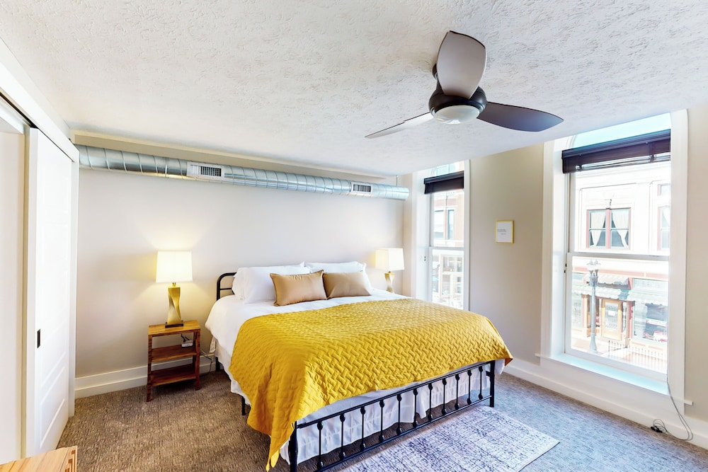 2BR Updated Dtwn Condo: Streaming, Patio, W & D