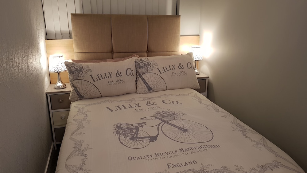 Impeccable 2-bed Apartment in Blackpool view 5