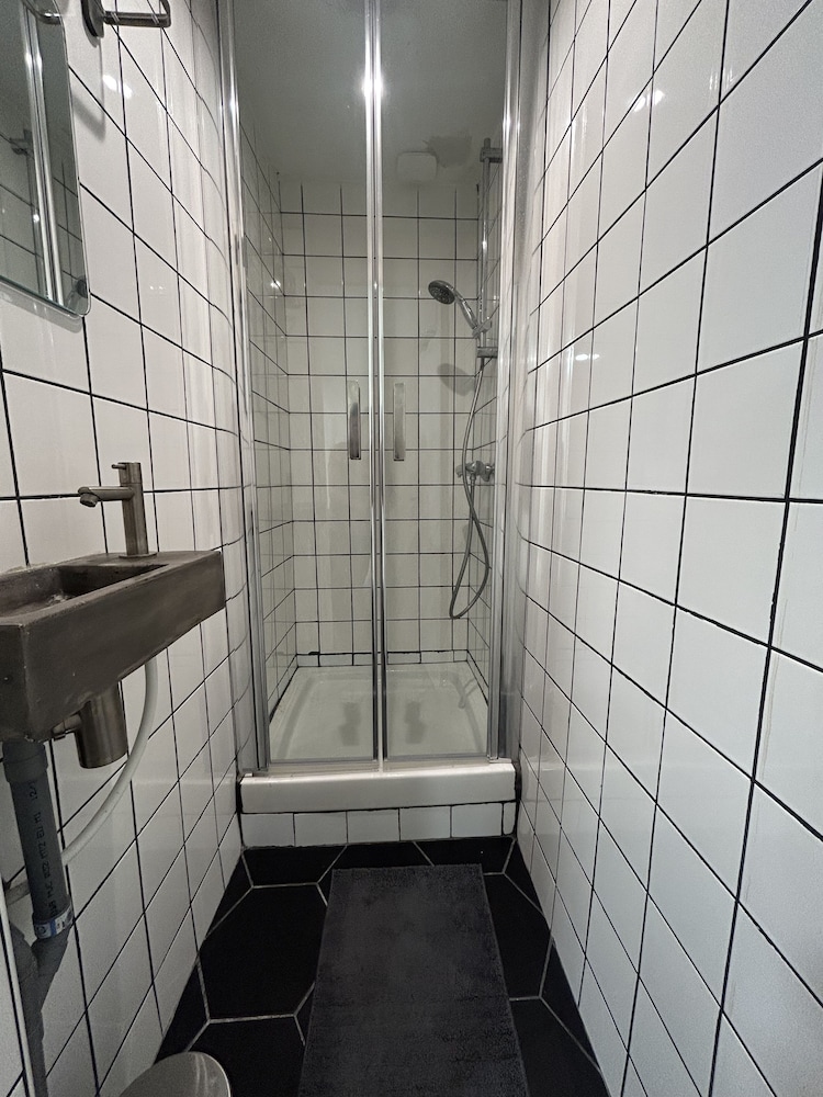 Liberté en Marseille — bathroom