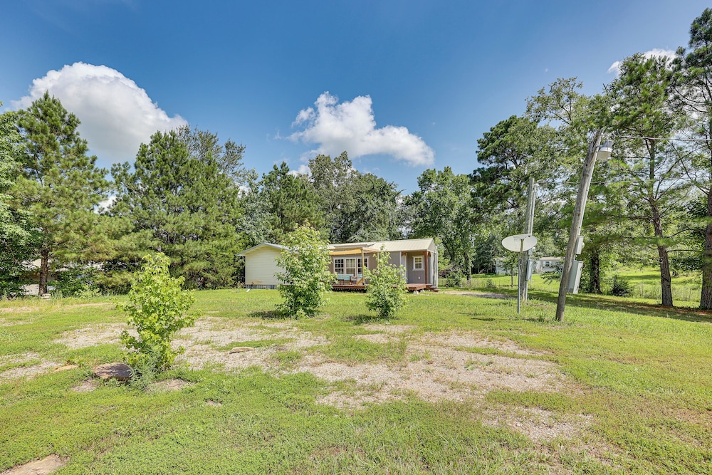 5 Mi to Lake Ouachita: Peaceful Cabin Retreat