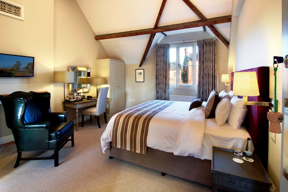 Aylesbury Vacations - The Five Arrows Hotel - Property Image 4