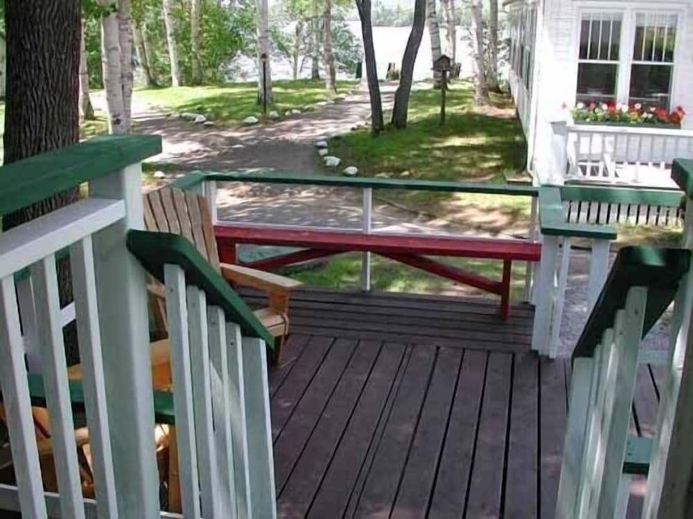 Birch Cliff Lodge on Baptiste Lake