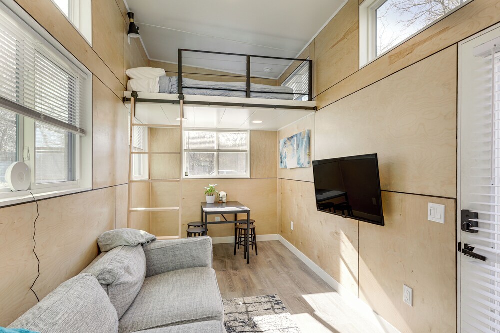 Hiking & Creek: Manor Tiny Home in Forest Retreat