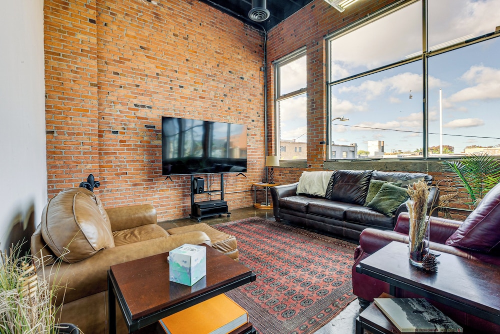 Walk to Huntington Center: 5,000-sq-ft Dtwn Apt