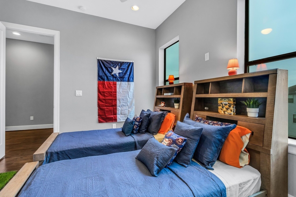Modern, Houston Inspired House W/ Best Views Of Downtown! - Less Than 1 Mile To Eado/midtown Bars 3 Bedroom Home by Redawning