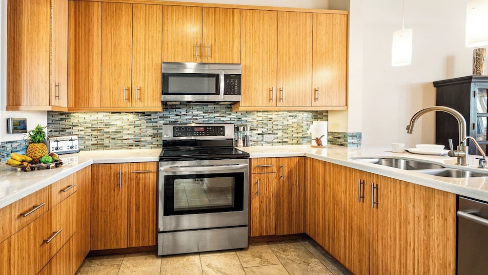Oceanfront Penthouse With Sunset Views, A/C and Wraparound Lanai! - Vrkcv