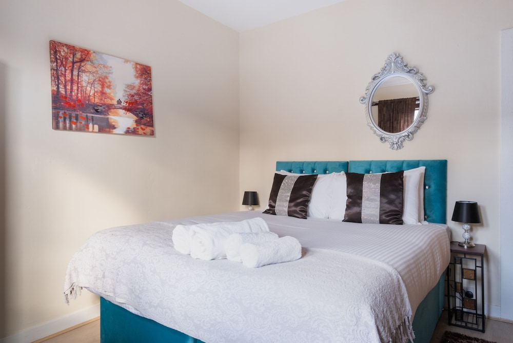 Novelty Suites - Roslin Street