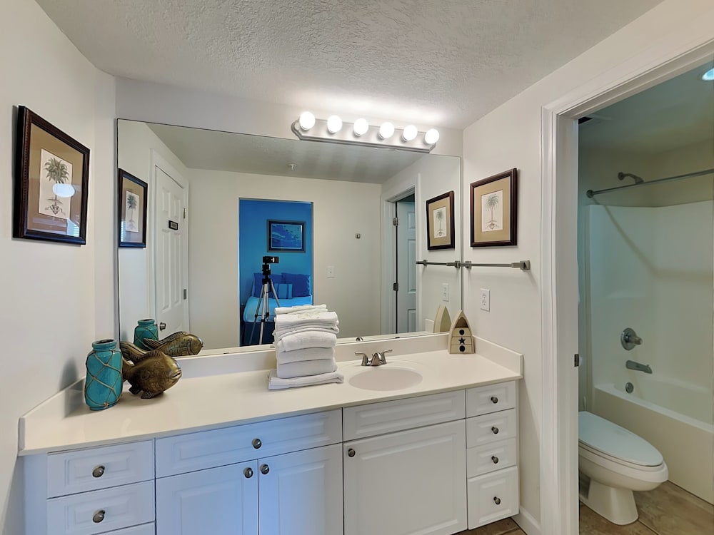 Admiral's Quarters #1406 by Southern Vacation Rentals