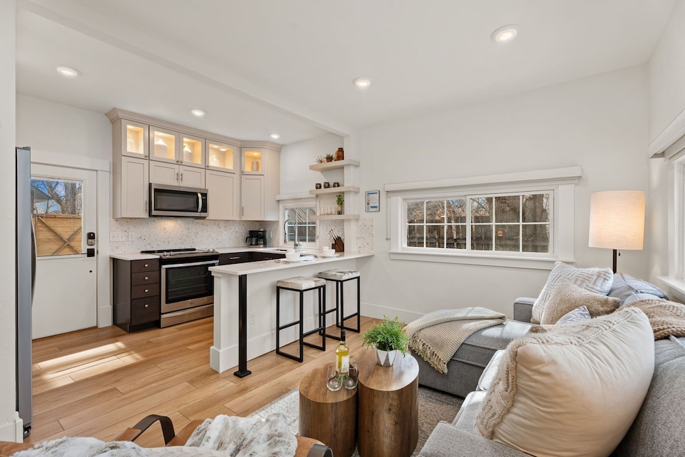 Chic Luxury Retreat in Old Town Walk Everywhere!