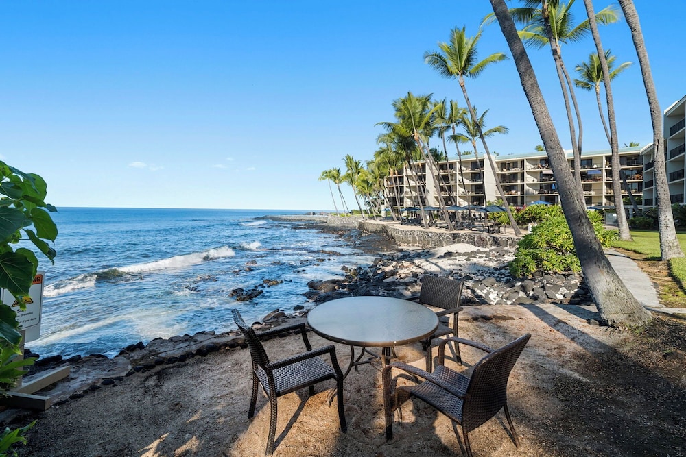 Oceanfront Island Living - Beautiful Kona Condo for Extended Stays - Vrkcv