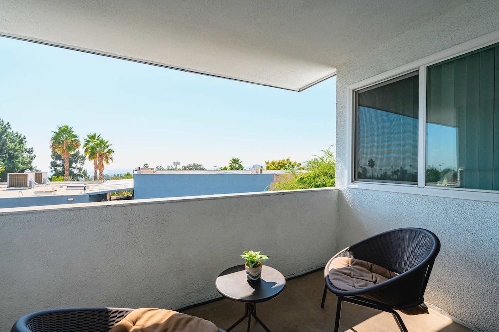 Stylish Home w Free Parking Near LA Hotspots 8