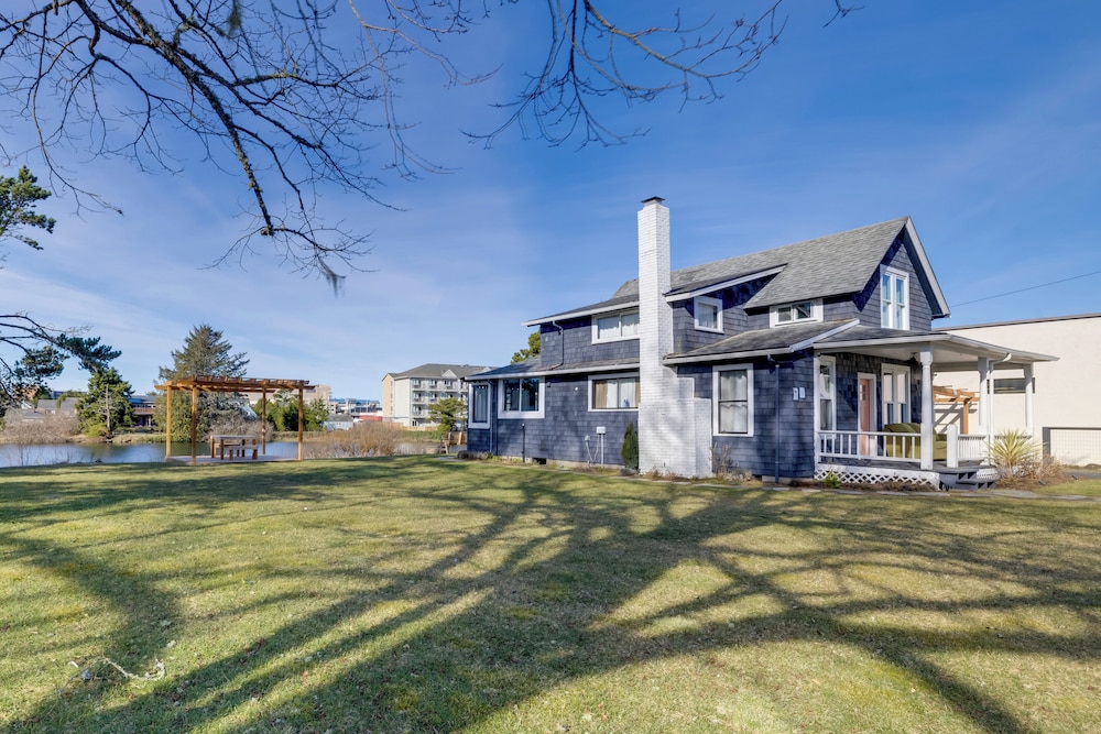 Fire Pit & River View: Serene Stay in Seaside!