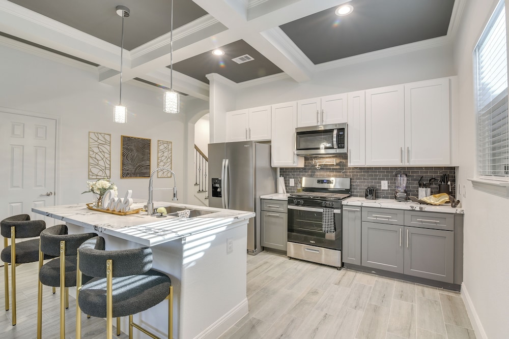 4 Mi to NRG Stadium: Luxurious Houston Townhome!
