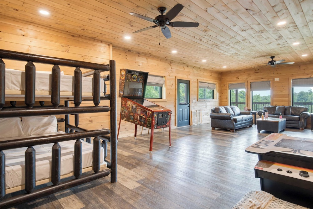 Lions Landing by Avantstay Sleeps 18 Hot Tub Game Room Views Near Pigeon Forge