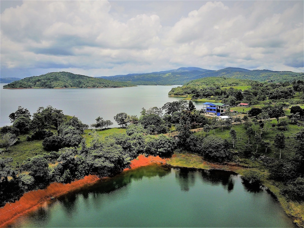 BlueBay Bugenvil Lake Lodge