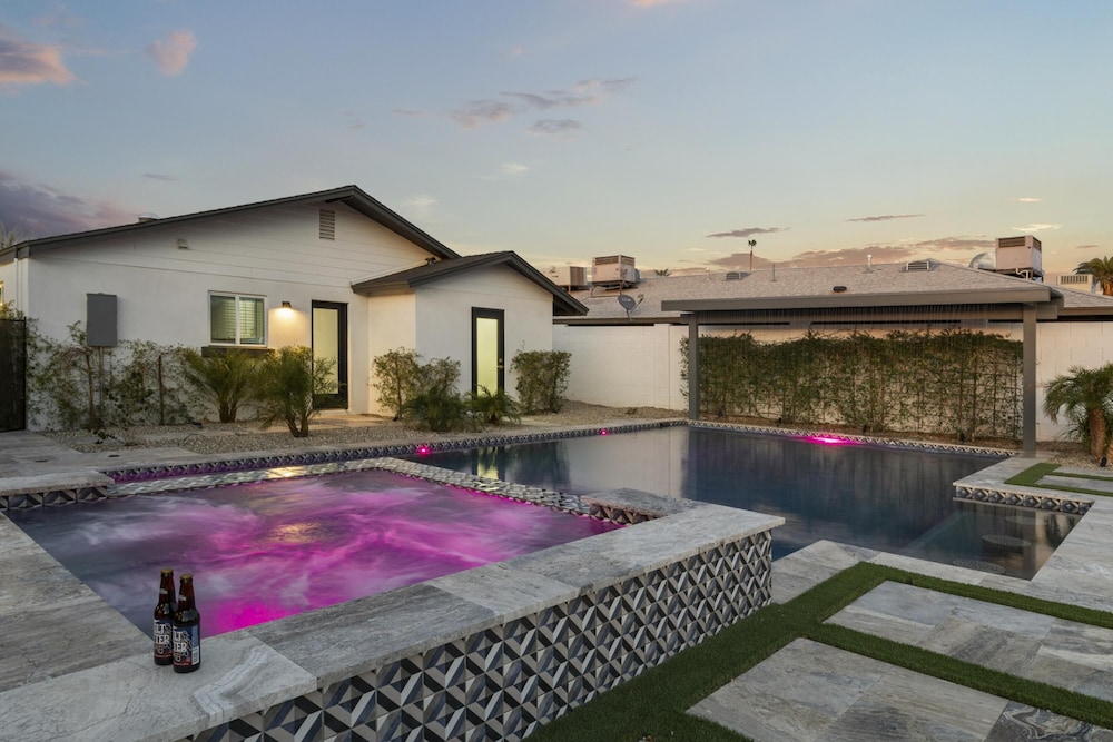 Montecito Luxe 3-villa Retreat w Pool Courtyard view 5