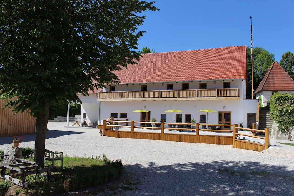 SPIEGLHOF apart