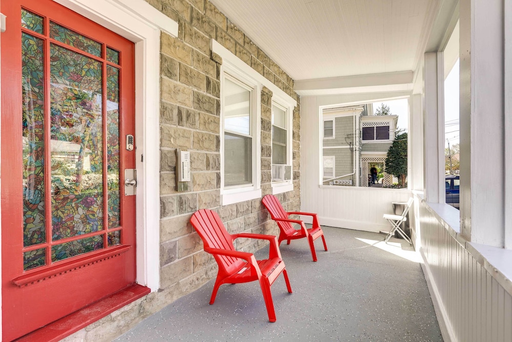 Charming Stoughton Apartment: 20 Mi to Boston
