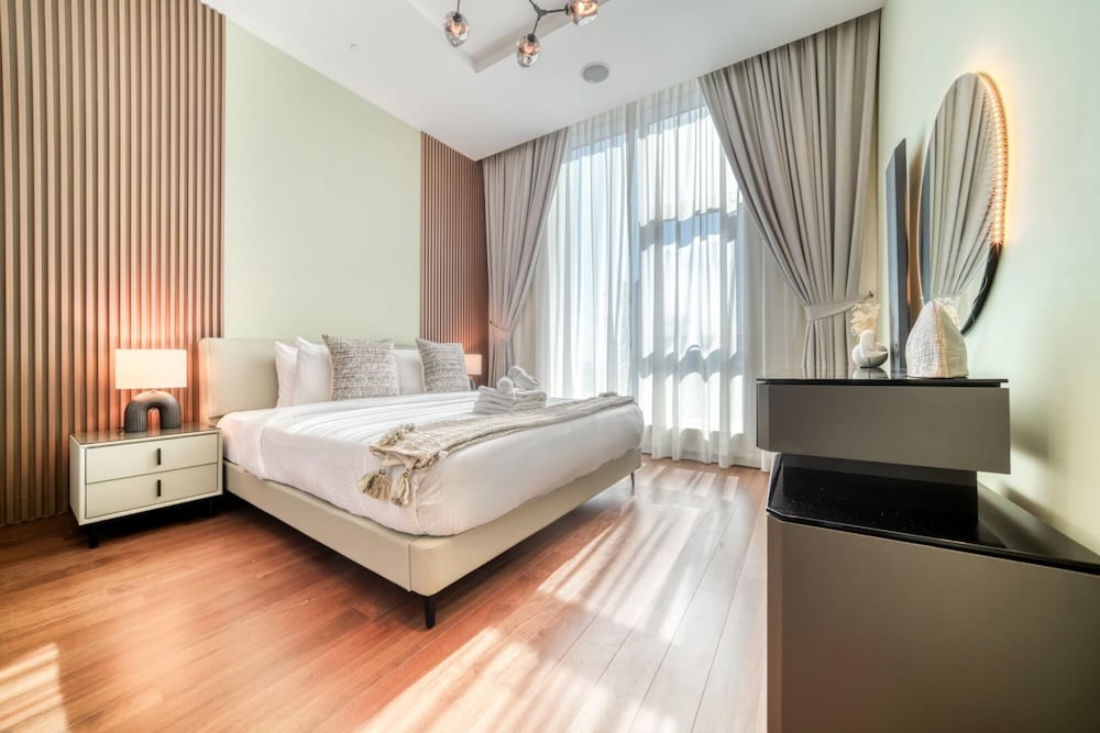 Modish Palm 3BR w Private Balcony Beach Access