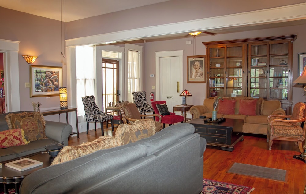 Oakland Manor House