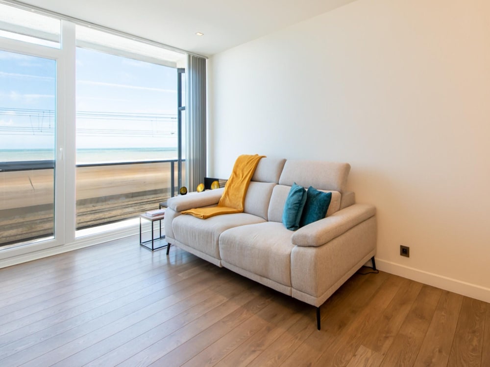 Apartment With Frontal sea View in Raversijde