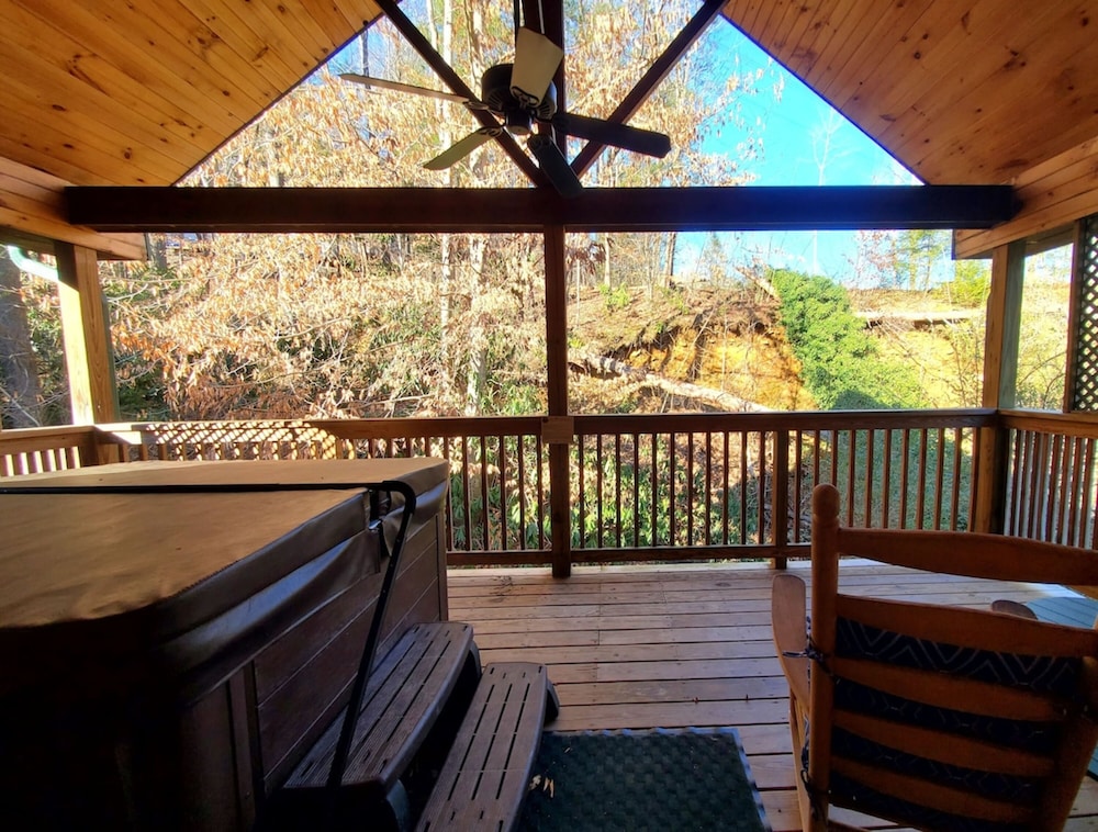 Urban Escape - 1BR King Cabin