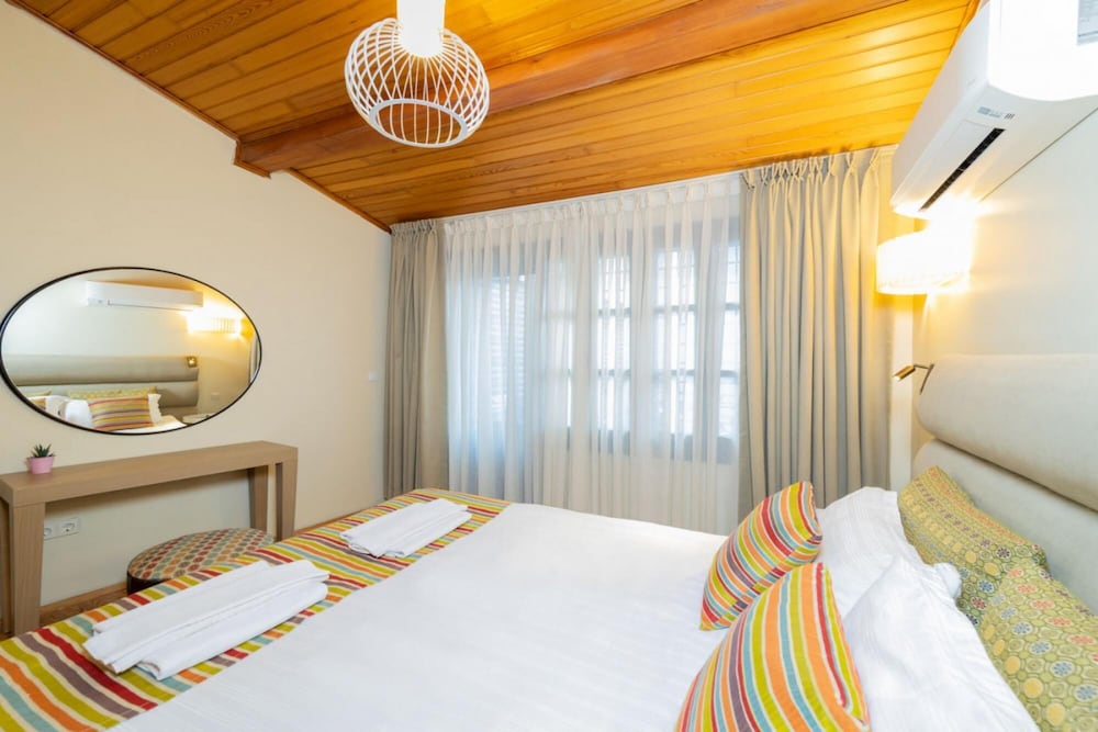 Mesmerizing Hotel Room Near Hadrian s Gate