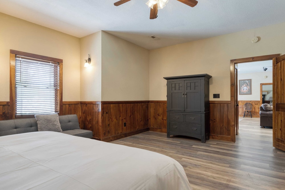 Luxury Cabin Sleeps 19 Game Room, Hot Tub Dollywood Alpine Mountain Lodge