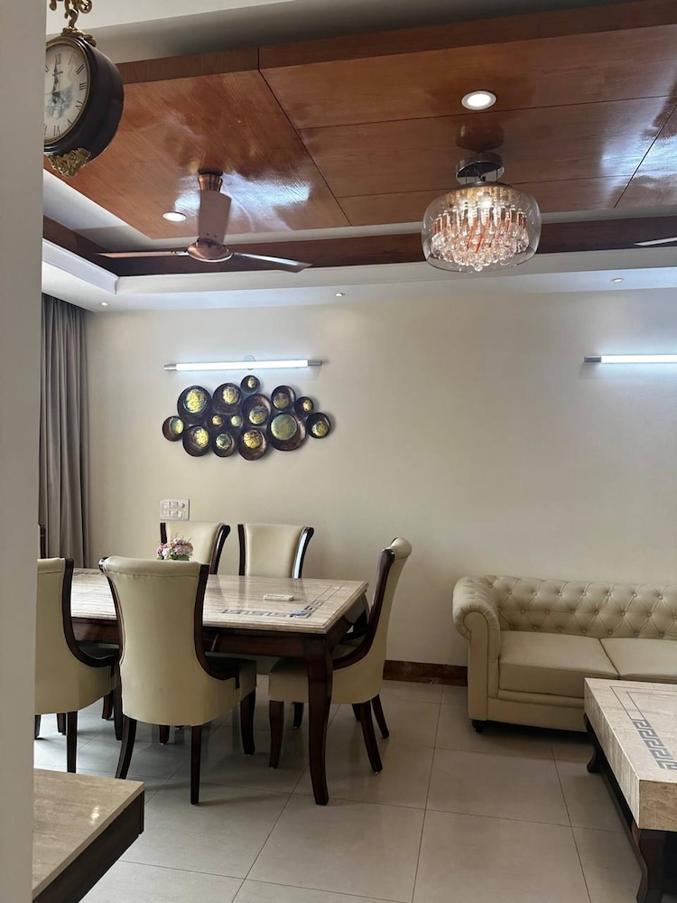 Luxury Serviced Apartment Near Medanta Medicity