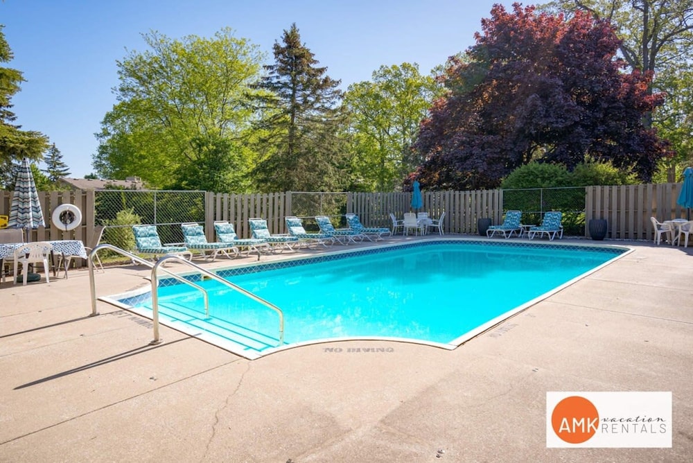 Charming Bayview - Downtown Condo With Pool