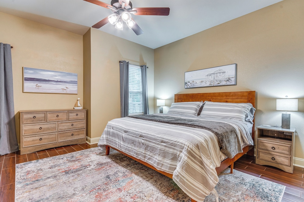 Spacious Yard! Navarre Home in Quiet Neighborhood