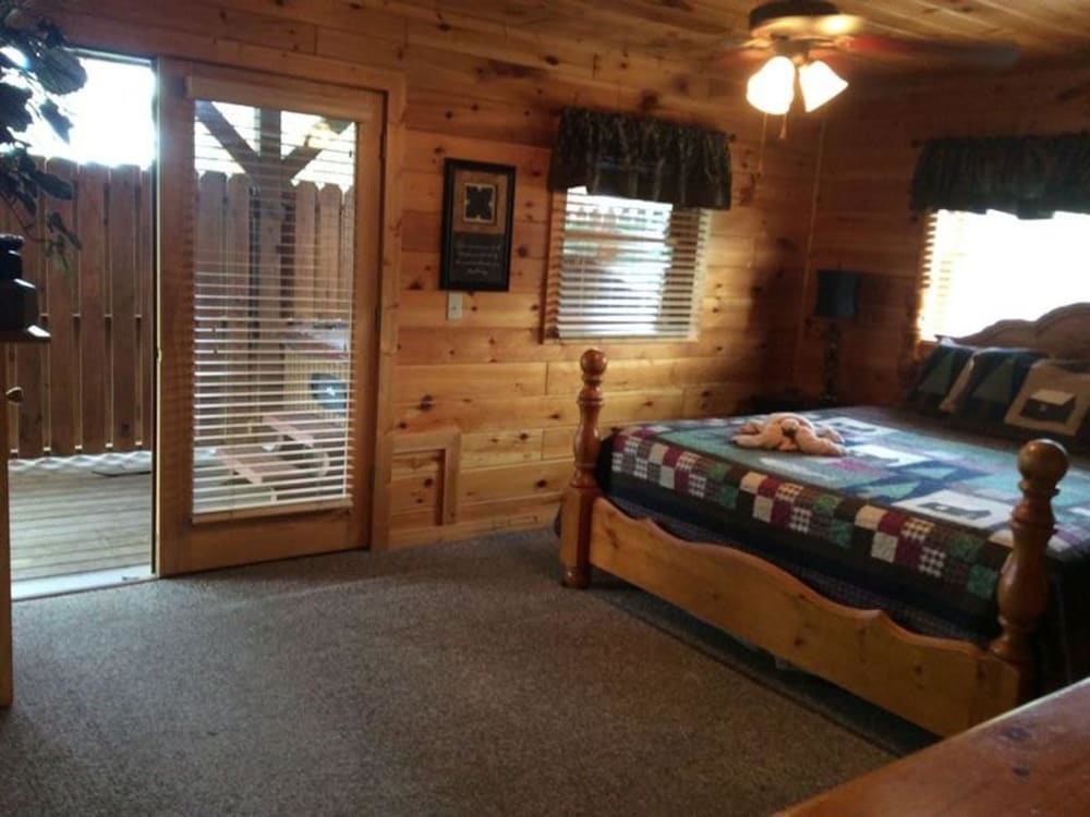 Spacious Party Hut Near Attractions by Redawning