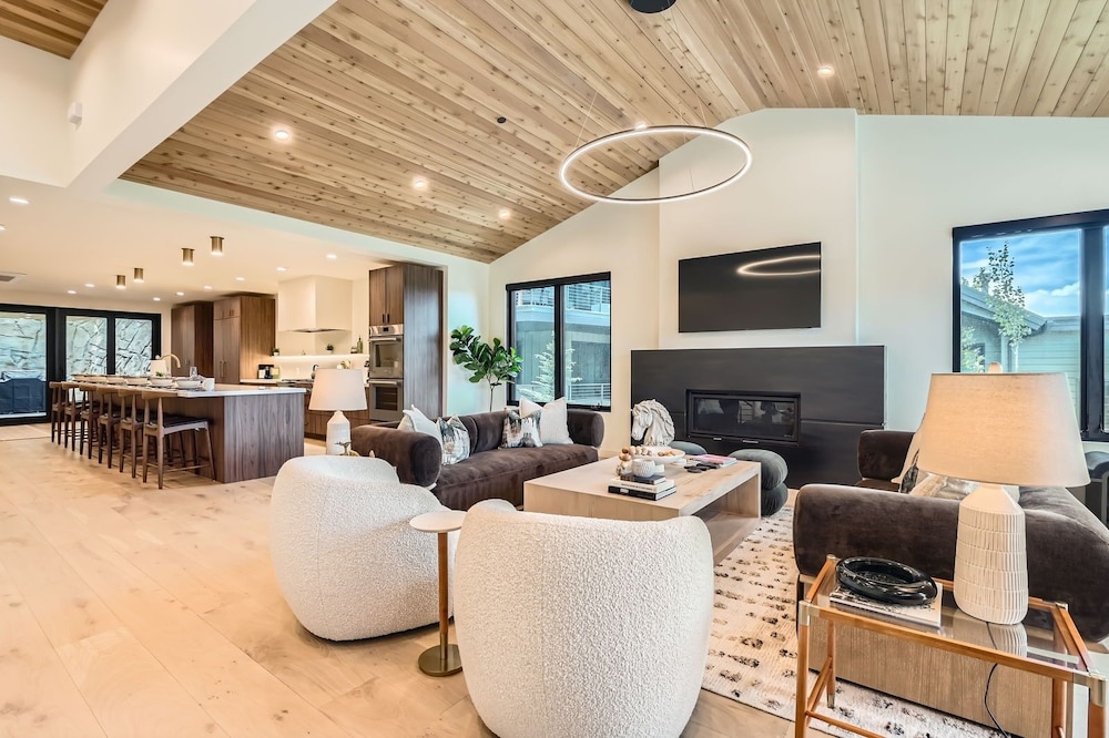 Park City Perfection On Lowell! 1063 4 Bedroom Home