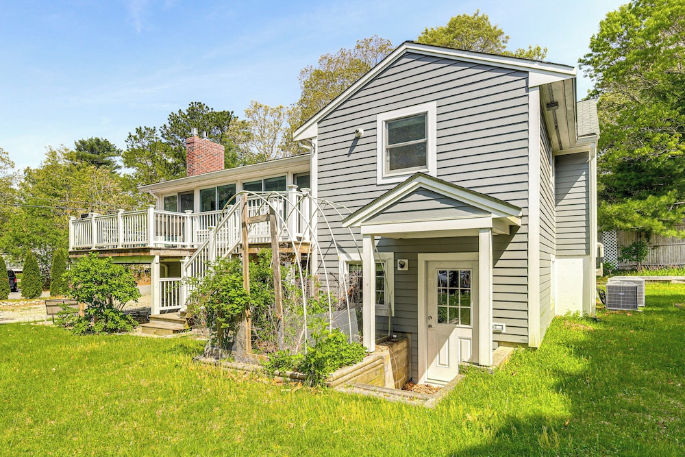 3 Mi to Mashpee Commons: Family Home w/ Fireplace