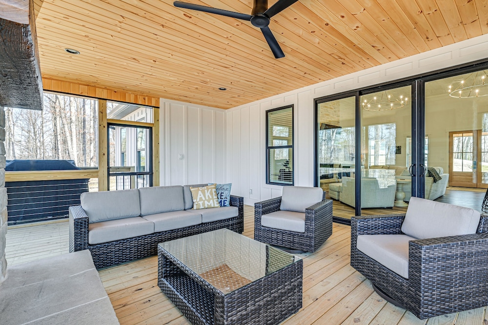 Nolin Lake Views: Spacious Home in Clarkson!