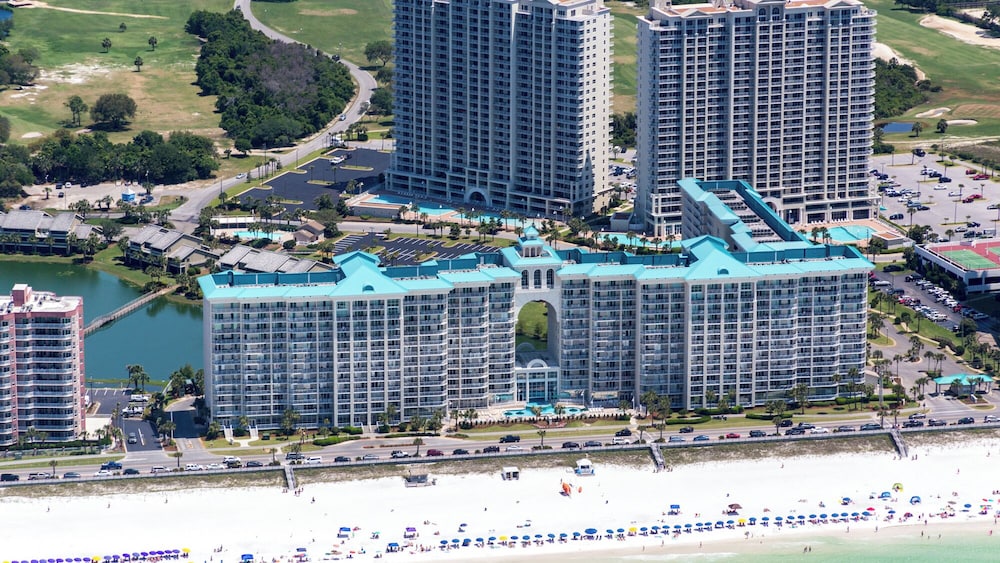 Sleeps 8 w/ Resort Pools, Tennis, Golf & Beach Access + Attraction Tickets!