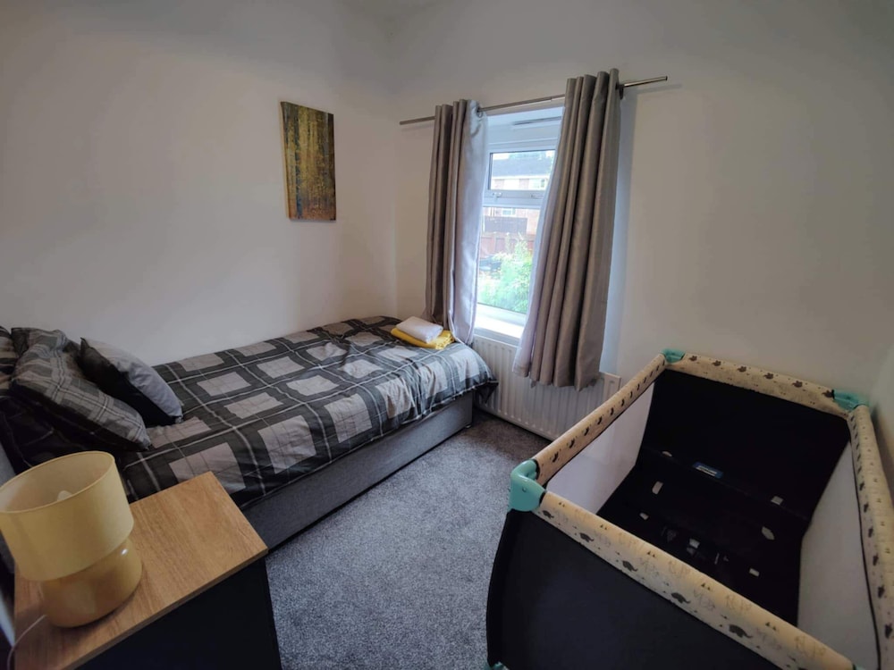 3 Bed House - Sleeps 7 - Garden - Parking - Wifi
