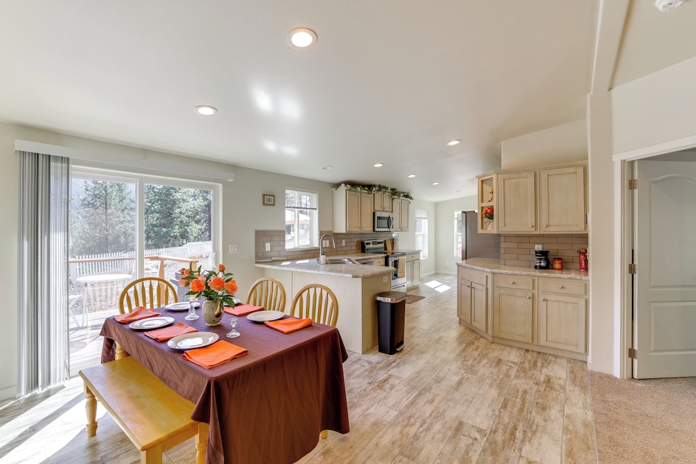 Mtn-view Gem w/ Outdoor Entertainment in Ahsahka!