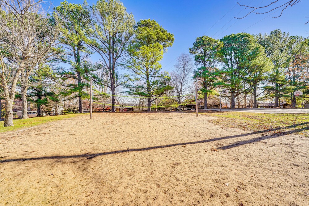 1 Mi to Dtwn Fayetteville: Home w/ Fenced Yard