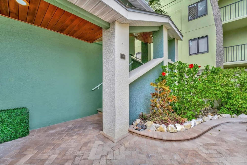 Stones Throw Beachfront Premier Suite 4 Views