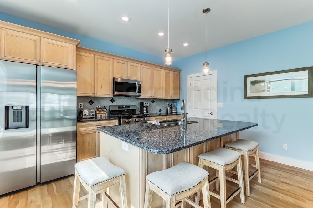 391 South Fletcher 7 Bedroom Home by RedAwning