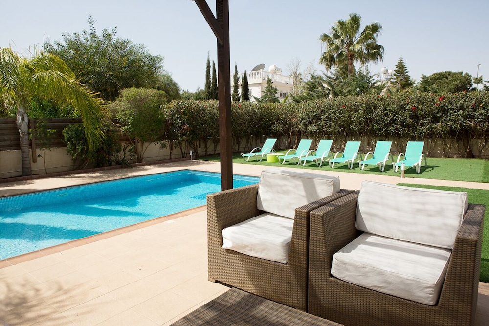 Villa Sleeps 8 With Private Pool