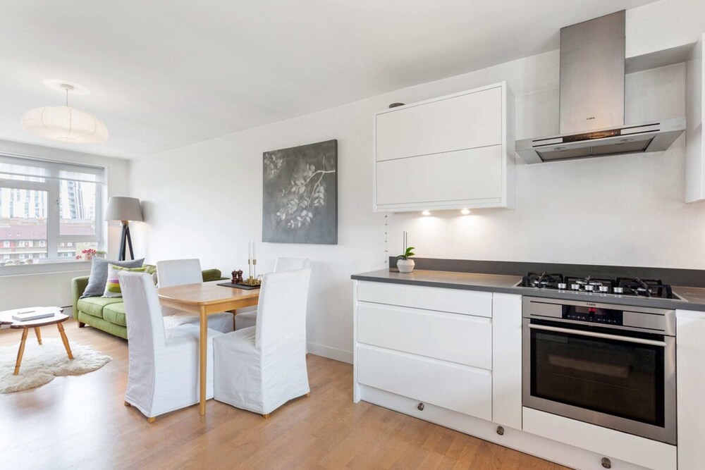 Lovely 2 Bed Apartment w Balcony nr River Thames