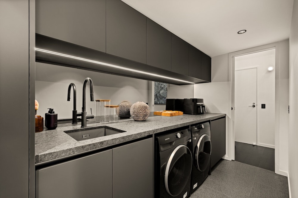 Stylish Riverside 2-bedroom Apartment in Teneriffe